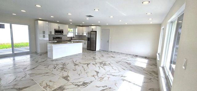 2 of 11 - 303 Sw 33rd Terrace, Deerfield Beach, FL