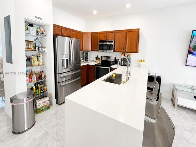 4 of 30 - 8876 W 35th Way, Hialeah, FL