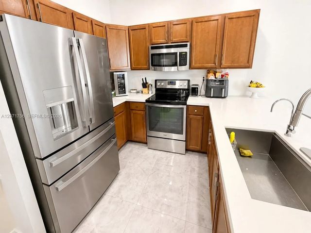 5 of 30 - 8876 W 35th Way, Hialeah, FL