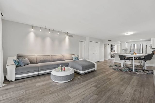 5 of 29 - 327 Lakeview Drive #203, Weston, FL