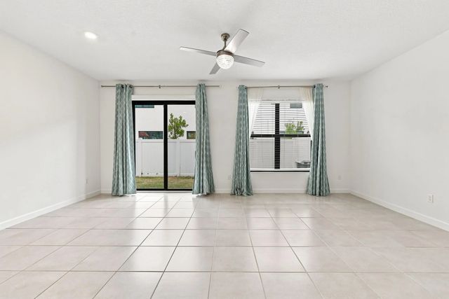 4 of 31 - 2011 Tamarind Drive, Riviera Beach, FL