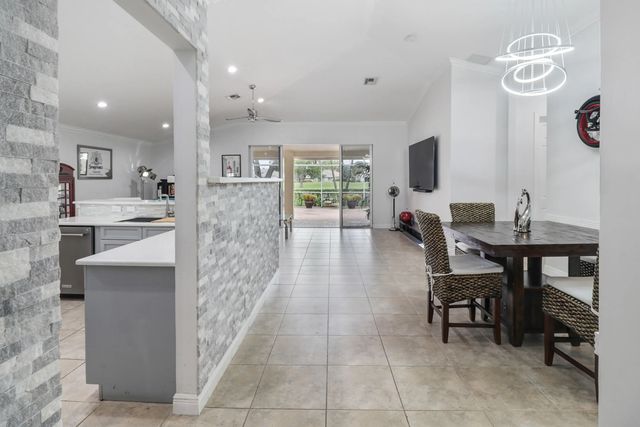 4 of 27 - 5671 S Fountains Drive S, Lake Worth, FL