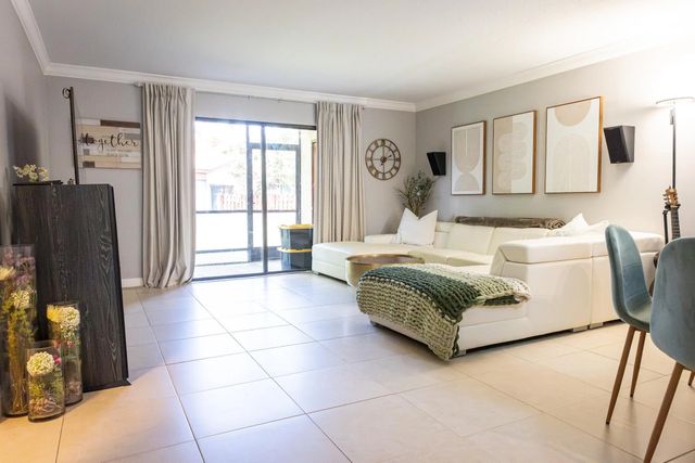 4 of 48 - 803 Lakeview Circle, Royal Palm Beach, FL