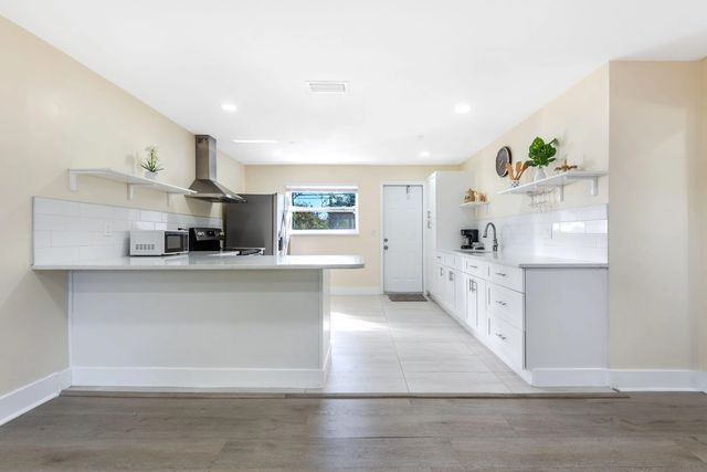 3 of 17 - 3914 Serubi Avenue, Palm Springs, FL
