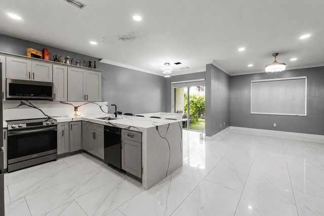 2 of 28 - 6119 Seminole Gardens Circle, Riviera Beach, FL
