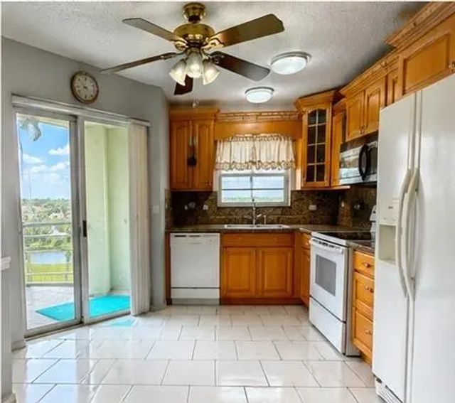 2 of 20 - 3465 Via Poinciana #804, Lake Worth, FL