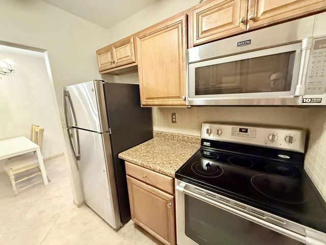 5 of 18 - 2204 Lake Osborne Drive #5, Lake Worth Beach, FL
