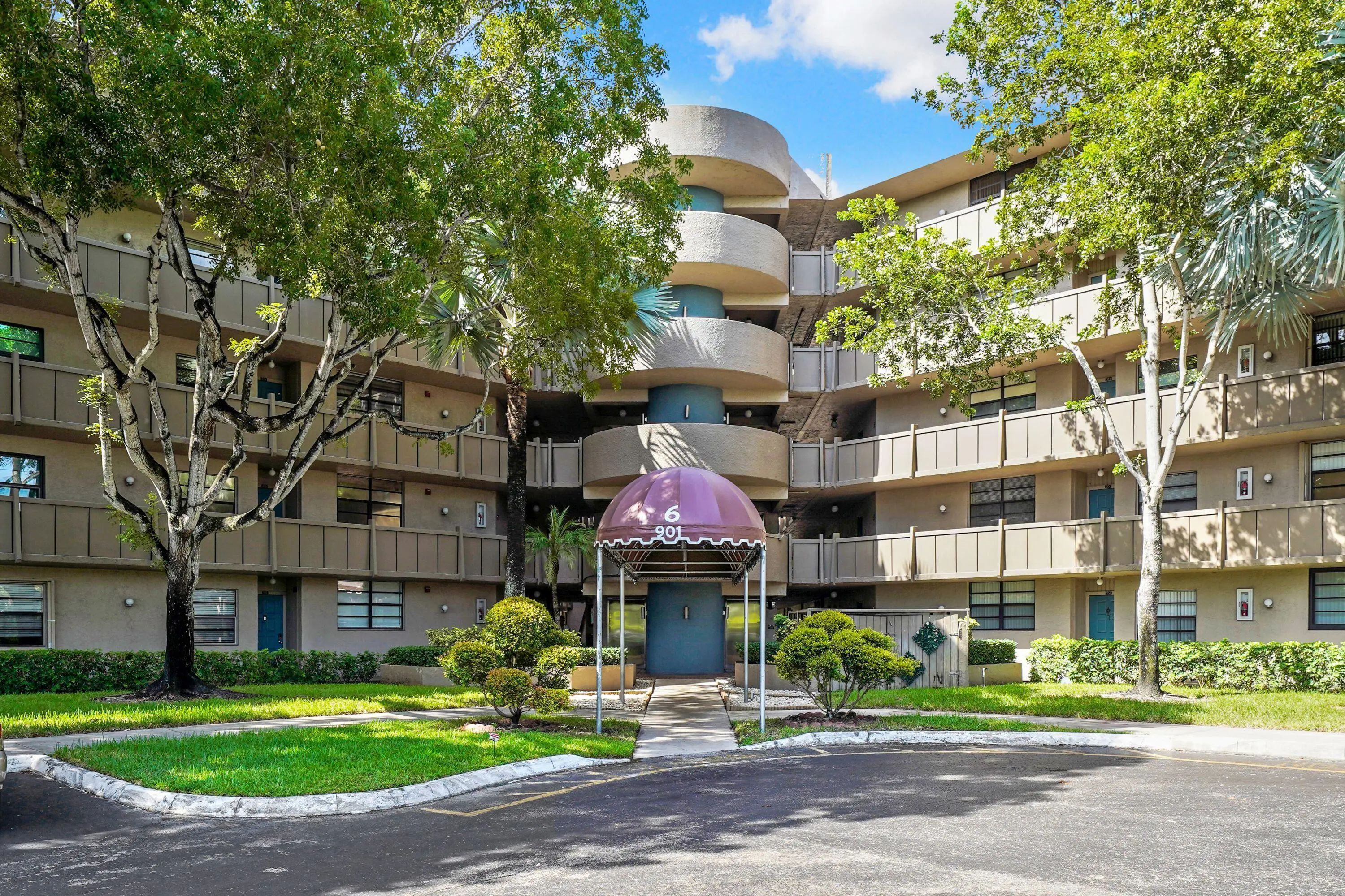 901 Colony Point Circle #207, Pembroke Pines