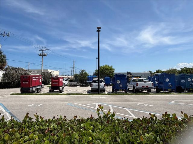 2 of 8 - 5299 Ne 12th Avenue, Oakland Park, FL