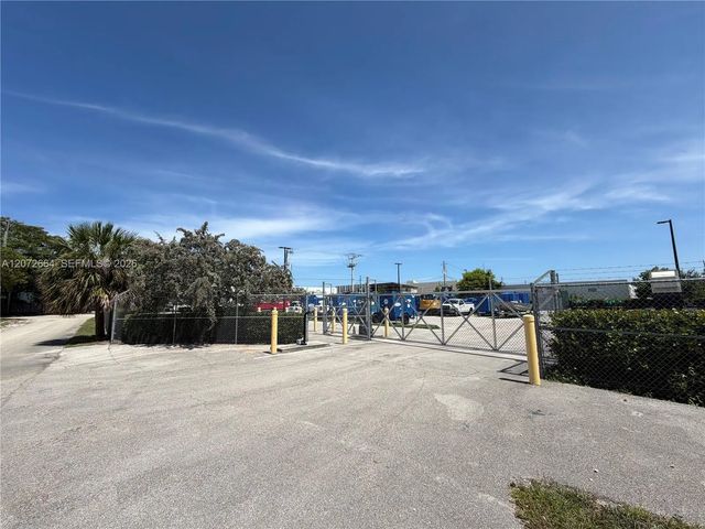 5 of 8 - 5299 Ne 12th Avenue, Oakland Park, FL
