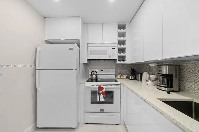 4 of 28 - 2301 Collins Avenue #1014, Miami Beach, FL