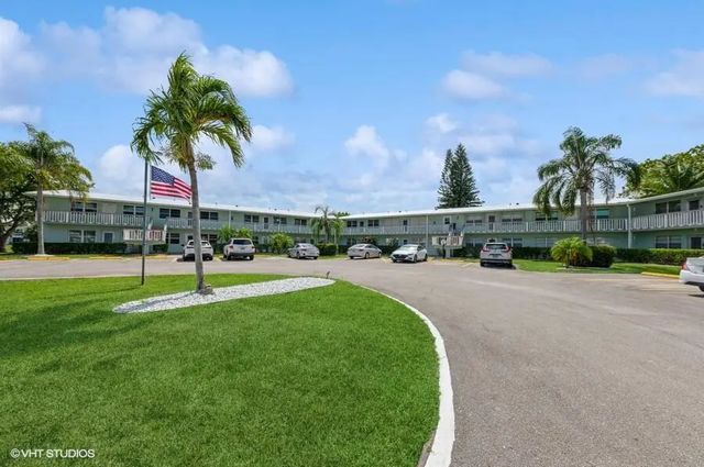 2 of 36 - 118 Somerset F, West Palm Beach, FL