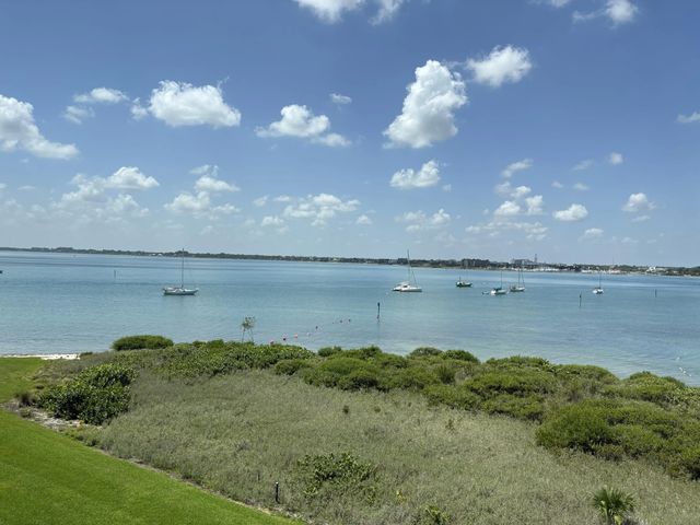 31 Harbour Isle Drive W #ph05, Fort Pierce