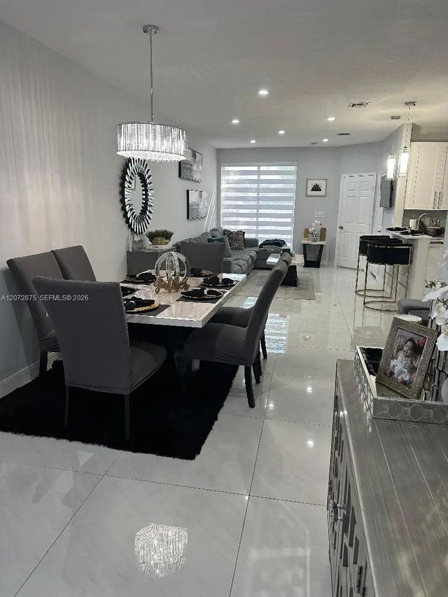 4 of 30 - 7690 S Southwood Circle, Davie, FL