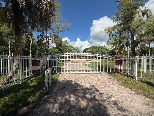 5800 Pinetree Road, Parkland