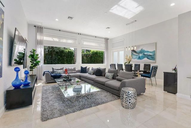 5 of 29 - 1081 Bel Aire Drive E, Pembroke Pines, FL