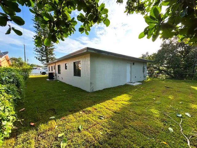 4 of 8 - 2950 Nw 93 Street, Miami, FL