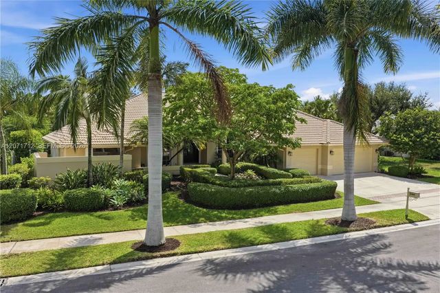 360 Ne Coconut Circle, Weston