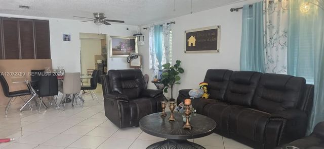 2 of 18 - 4118 N Circle Drive, Hollywood, FL