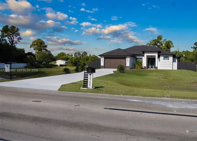 3 of 12 - 3705 Sunshine Boulevard N, Lehigh Acres, FL