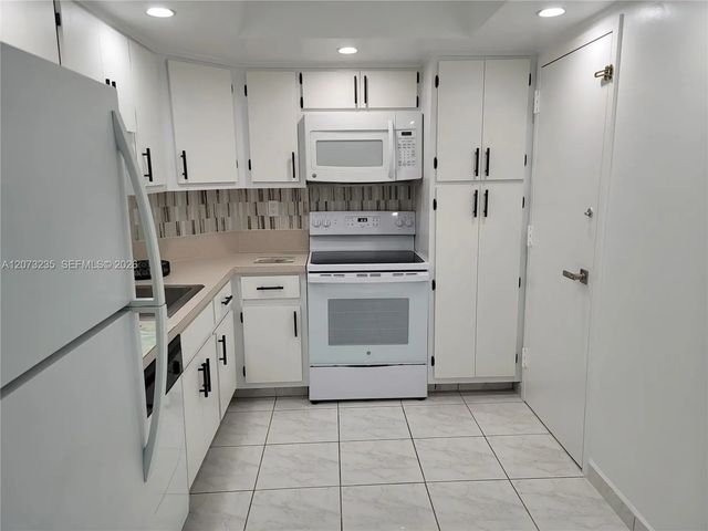5 of 39 - 300 Bayview Drive #603, Sunny Isles Beach, FL