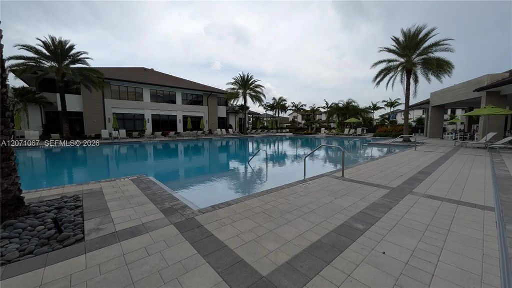 8001 Nw 41st Street #f-204, Doral
