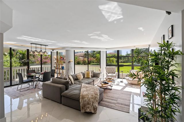 1000 W Island Boulevard #202, Aventura