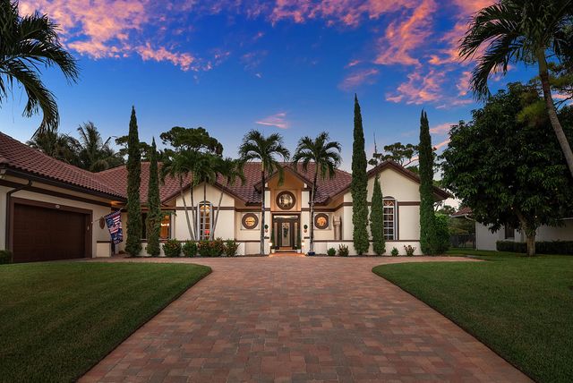 586 N Country Club Drive, Atlantis