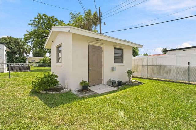 4 of 27 - 3240 Sw 84th Avenue, Miami, FL