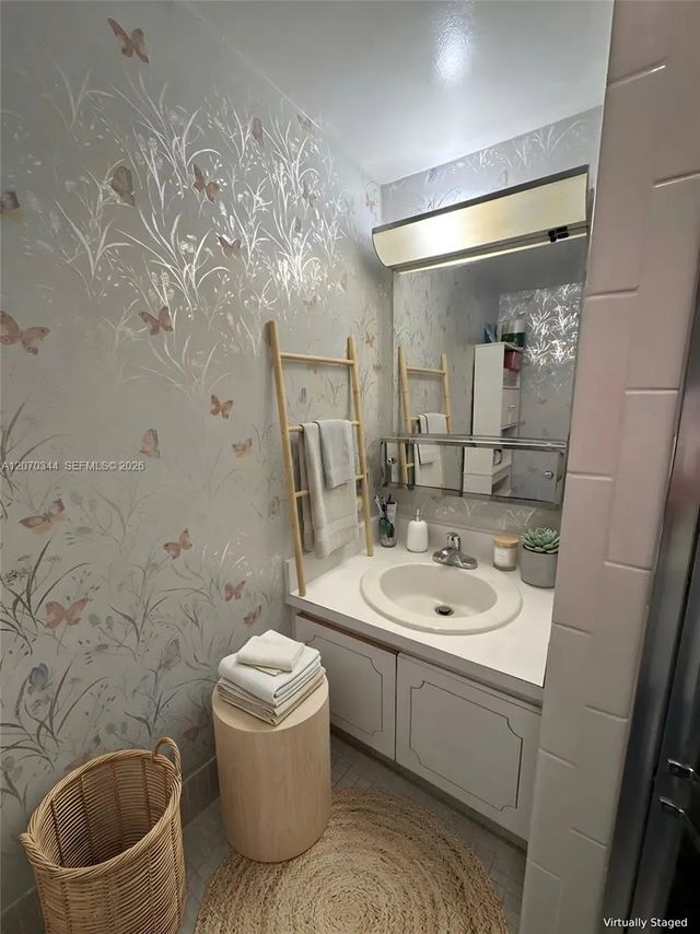 5 of 11 - 2304 Lake Osborne Drive #21, Lake Worth, FL