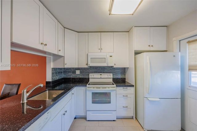 5 of 37 - 2300 Park Lane #203, Hollywood, FL