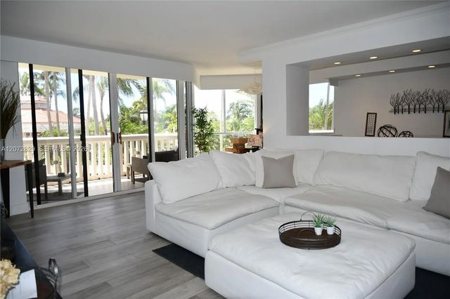 1000 E Island Boulevard #303, Aventura