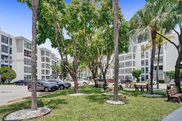 5 of 6 - 17560 Atlantic Boulevard #405, Sunny Isles Beach, FL