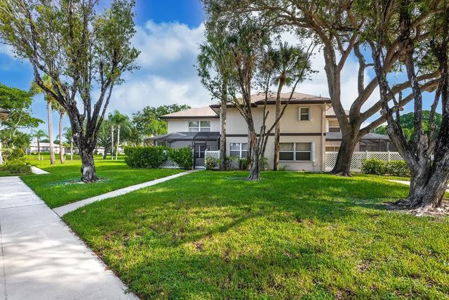 2 of 25 - 38 Essex Court #d, Royal Palm Beach, FL