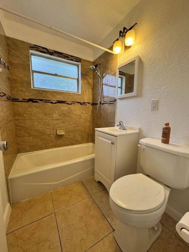 5 of 29 - 2304 Nw 15th Court, Fort Lauderdale, FL