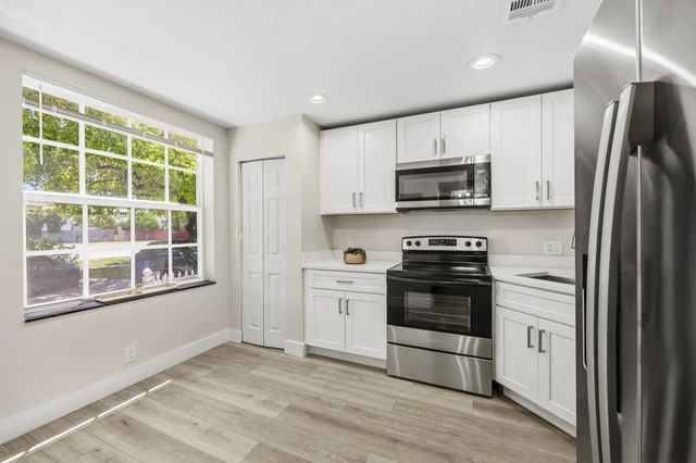 5 of 21 - 4161 Nw 9th Avenue #5, Deerfield Beach, FL
