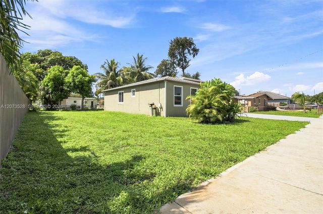 4 of 30 - 3520 Nw 213th Terrace, Miami Gardens, FL