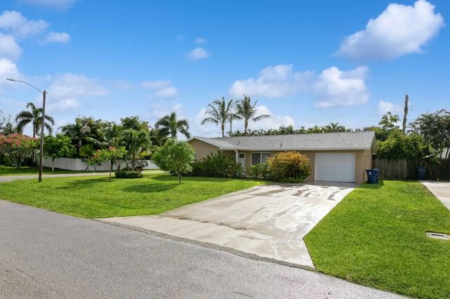 2 of 27 - 1615 Venus Avenue, Jupiter, FL