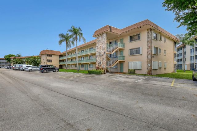 400 Village Green Circle W #117, Palm Springs