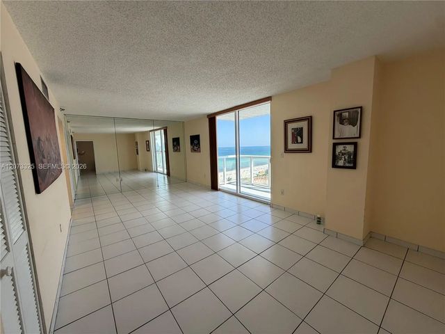 4 of 60 - 2457 Collins Avenue #1405, Miami Beach, FL