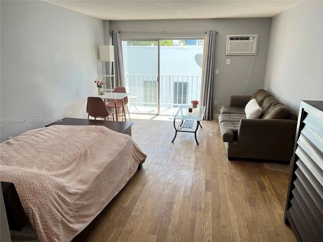3 of 12 - 221 Meridian Avenue #305, Miami Beach, FL