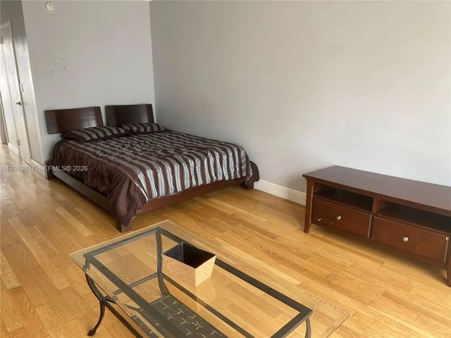 4 of 12 - 221 Meridian Avenue #305, Miami Beach, FL