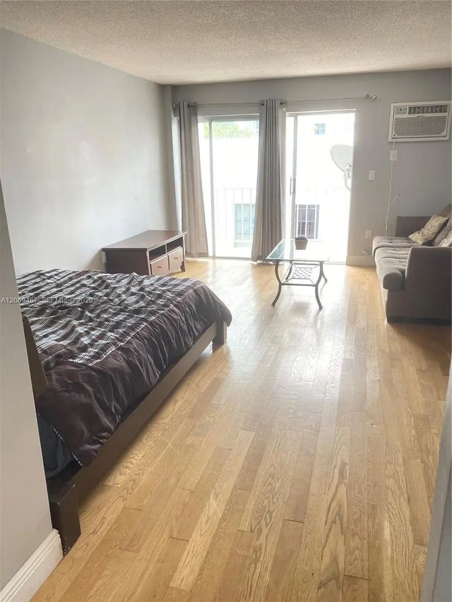 5 of 12 - 221 Meridian Avenue #305, Miami Beach, FL