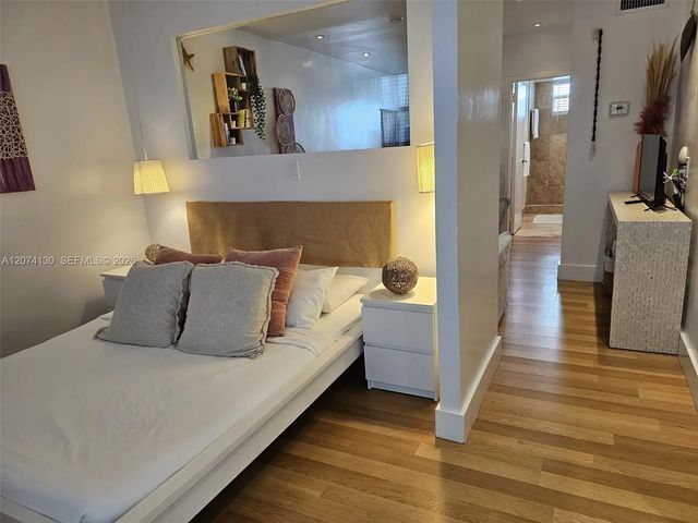 3 of 24 - 751 Collins Avenue #2, Miami Beach, FL