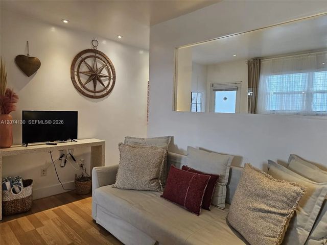 5 of 24 - 751 Collins Avenue #2, Miami Beach, FL