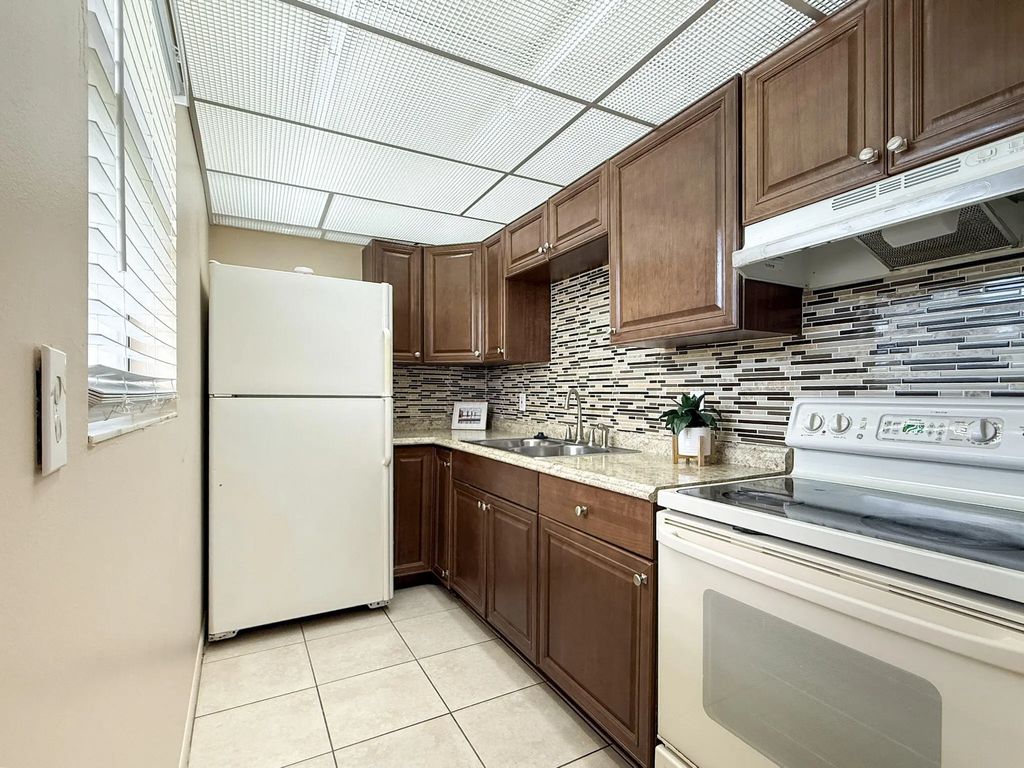 200 Bonnie Boulevard #117, Palm Springs