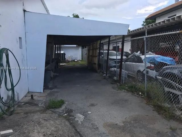 3 of 5 - 18356 W Dixie Highway, North Miami Beach, FL