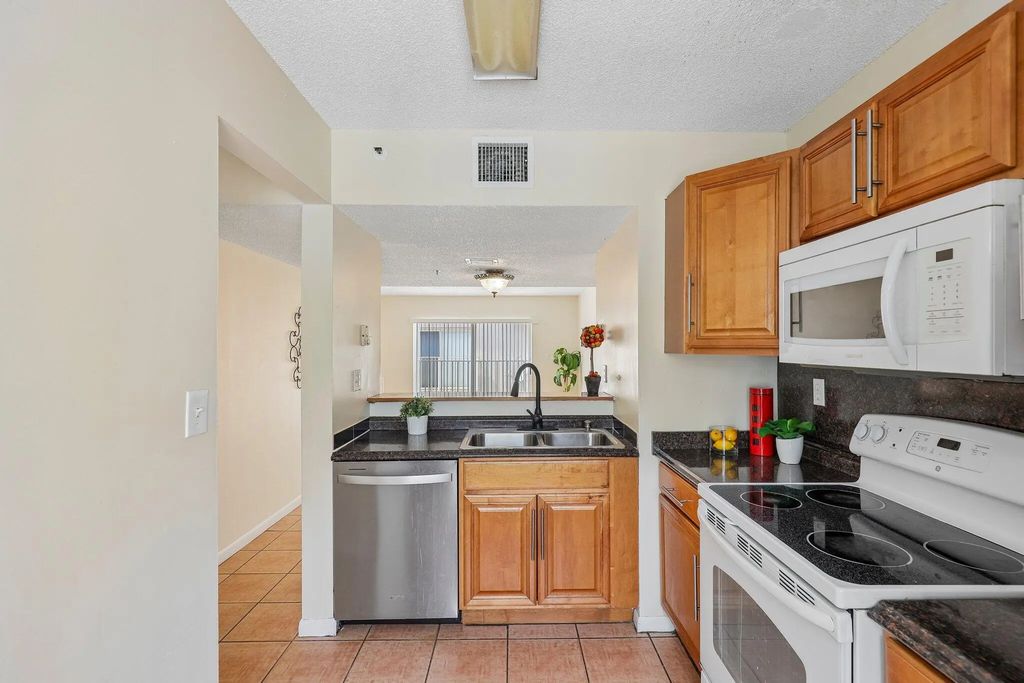 167 Riviera Circle, Weston