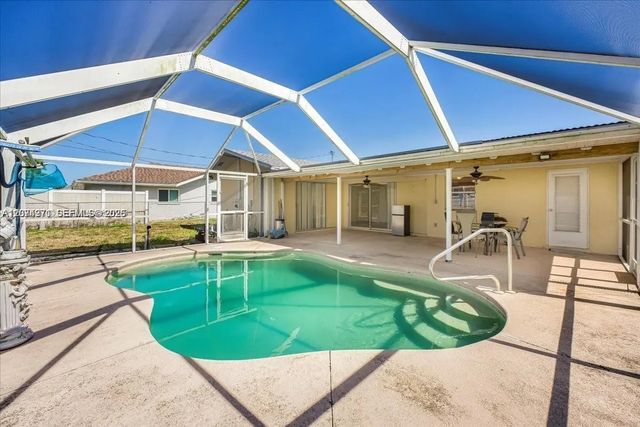 3 of 21 - 915 Se 20th Street, Cape Coral, FL