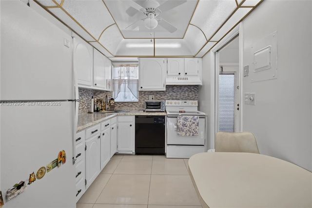 4 of 28 - 8900 Washington Boulevard #409, Pembroke Pines, FL